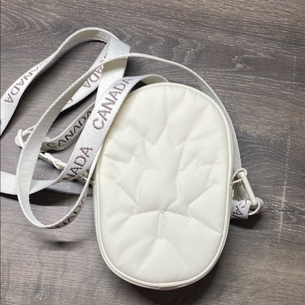 🇨🇦🍁Lululemon Athletica White Crossbody Bag with Maple Leaf CANADA 🇨🇦